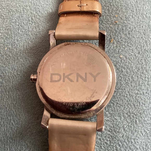 DKNY WATCH. IRIDESCENT gold band. Elegant, gorgeous - Picture 2 of 5